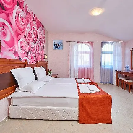 מלון Karolina 4*